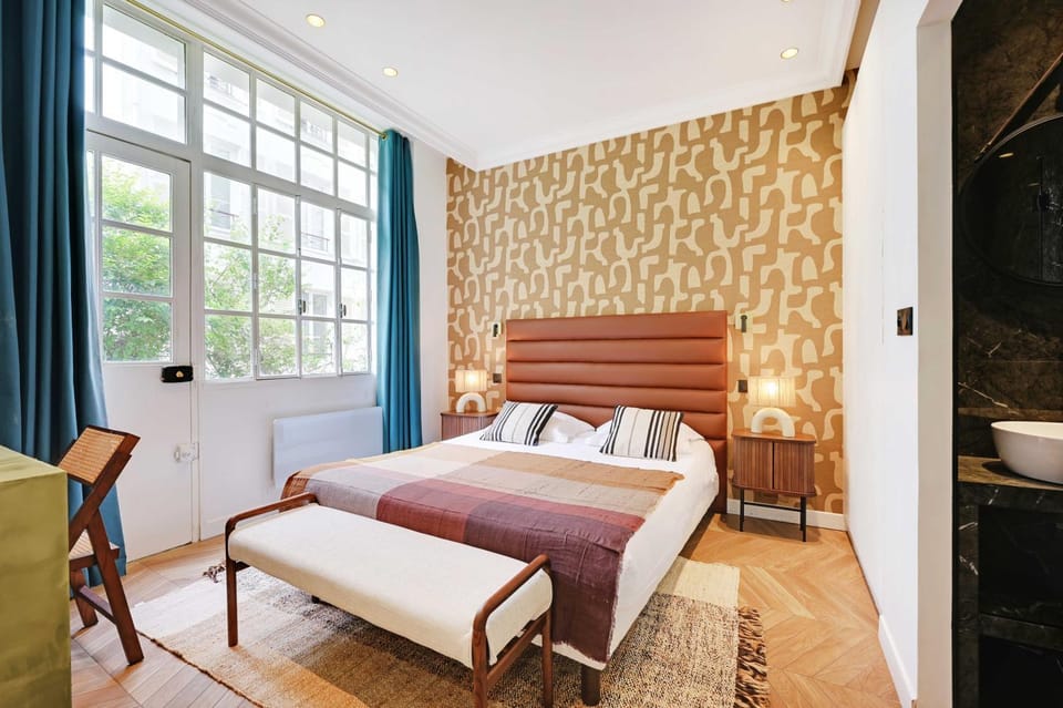 Bed, TV and multimedia, Living room, Photo of the whole room, Seating area, Bedroom