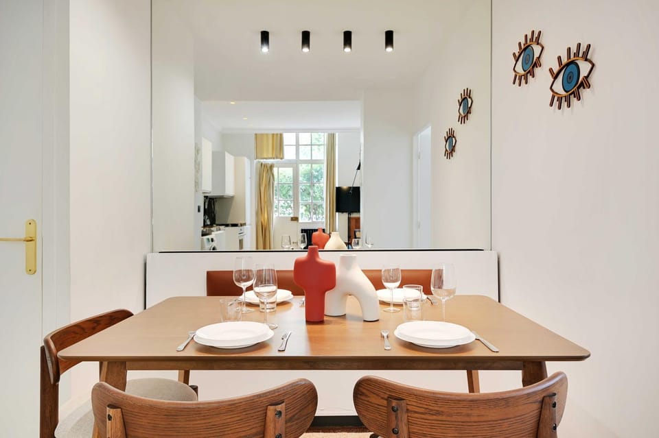 Kitchen or kitchenette, Living room, Seating area, Dining area