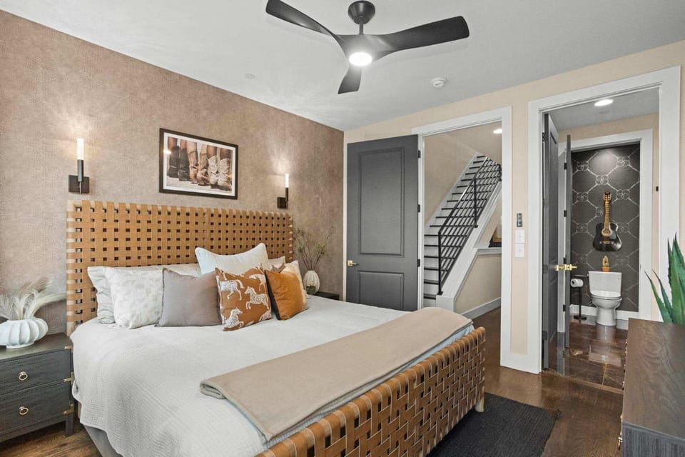Downtown Views Glam Stations Close to Broadway House in Nashville