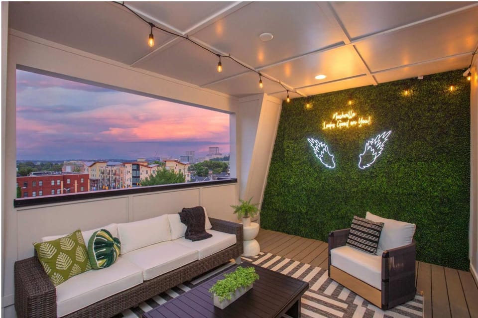Downtown Views Glam Stations Close to Broadway House in Nashville