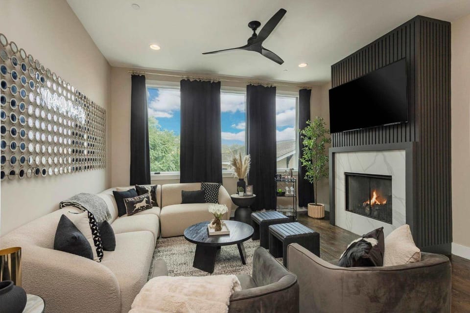Downtown Views Glam Stations Close to Broadway House in Nashville