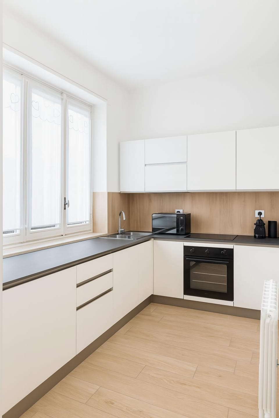 Kitchen or kitchenette, minibar, stove