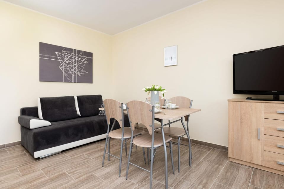 Communal lounge/ TV room, TV and multimedia, Living room, Seating area, Dining area