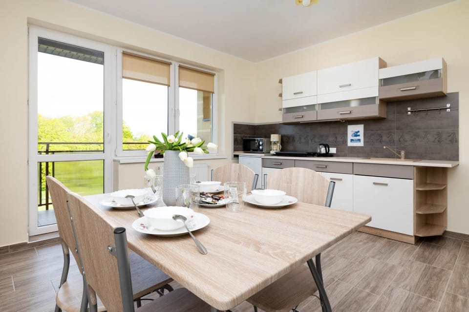 Coffee/tea facilities, Kitchen or kitchenette, Dining area, stove