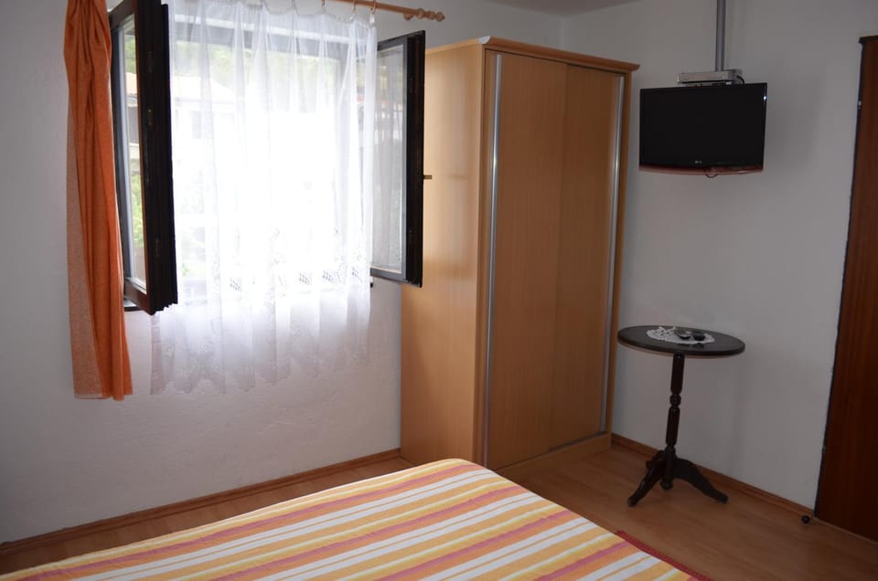 Bed, TV and multimedia, Bedroom