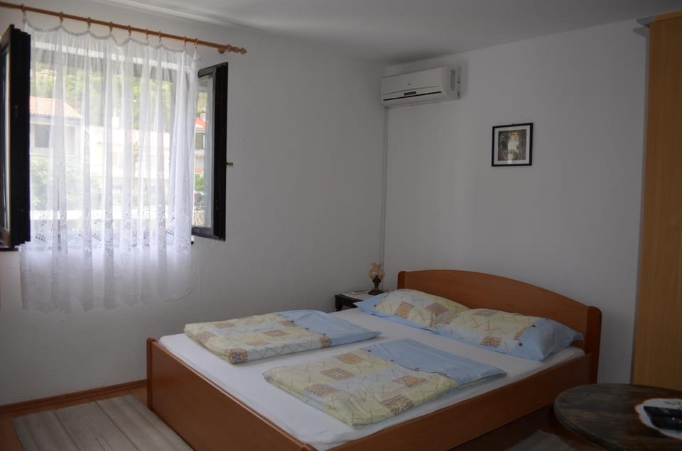 Bed, Bedroom, air conditioner
