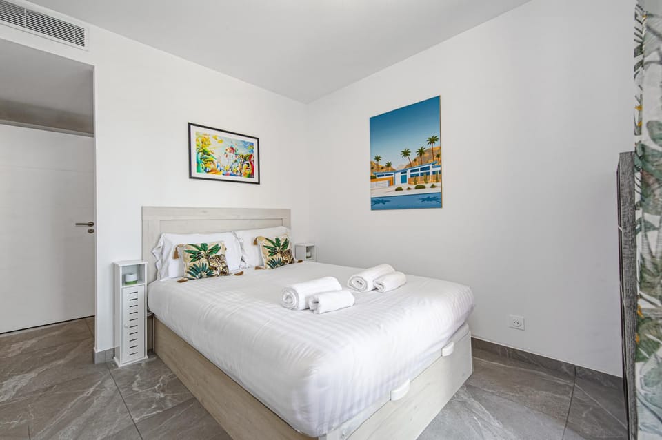 Bed, Photo of the whole room, Bedroom, towels