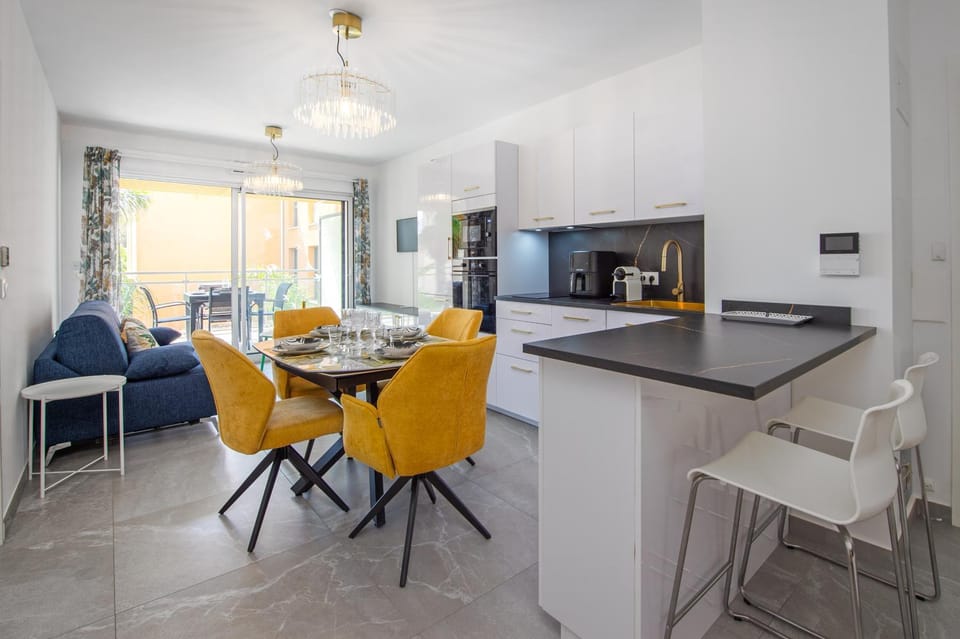 Kitchen or kitchenette, Living room, Seating area, Dining area, stove