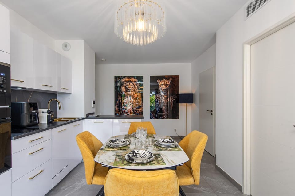 Coffee/tea facilities, Kitchen or kitchenette, Living room, Seating area, Dining area, oven, stove, air conditioner