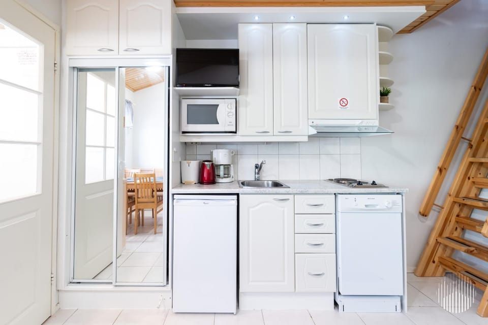 Coffee/tea facilities, Kitchen or kitchenette, dishwasher, stove, toaster