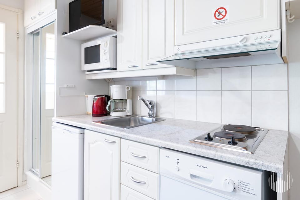 Coffee/tea facilities, Kitchen or kitchenette, dishwasher, stove, toaster