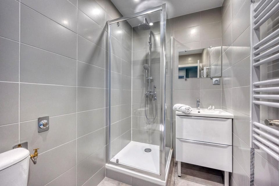 Shower, Toilet, Bathroom, Bath, towels