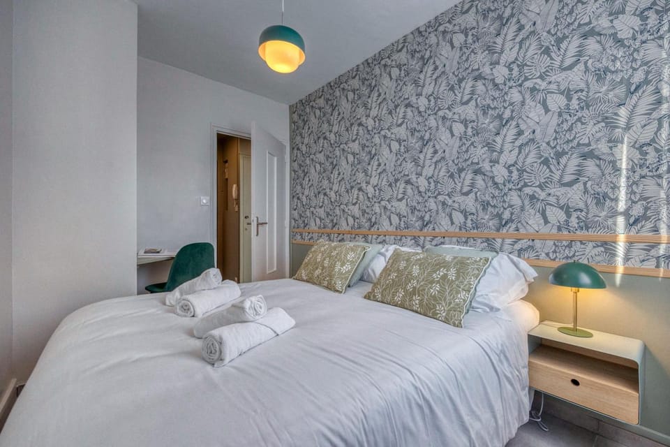 Bed, Photo of the whole room, Bedroom, towels, wardrobe