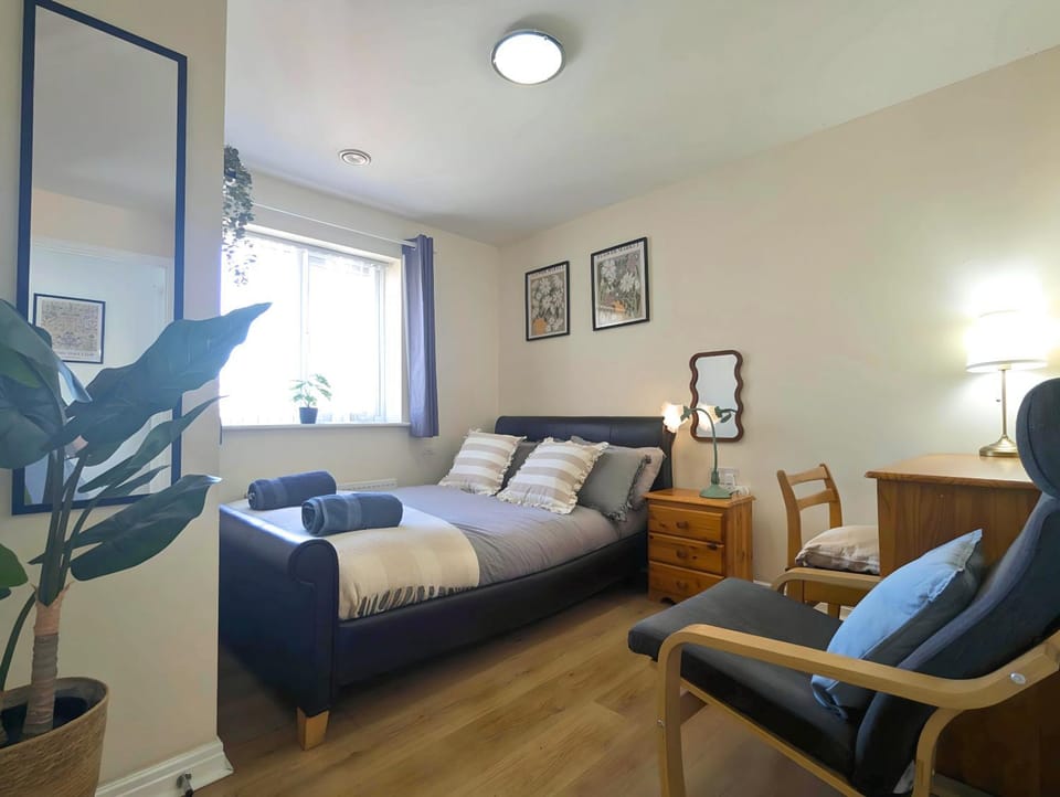 Stylish 4-Bed, 3-Bath Townhouse with Free Parking House in Liverpool
