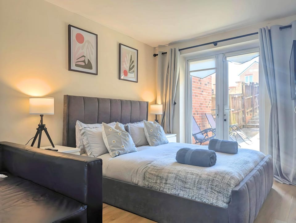 Stylish 4-Bed, 3-Bath Townhouse with Free Parking House in Liverpool