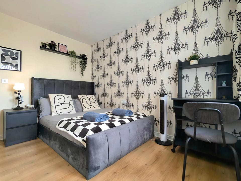 Stylish 4-Bed, 3-Bath Townhouse with Free Parking House in Liverpool