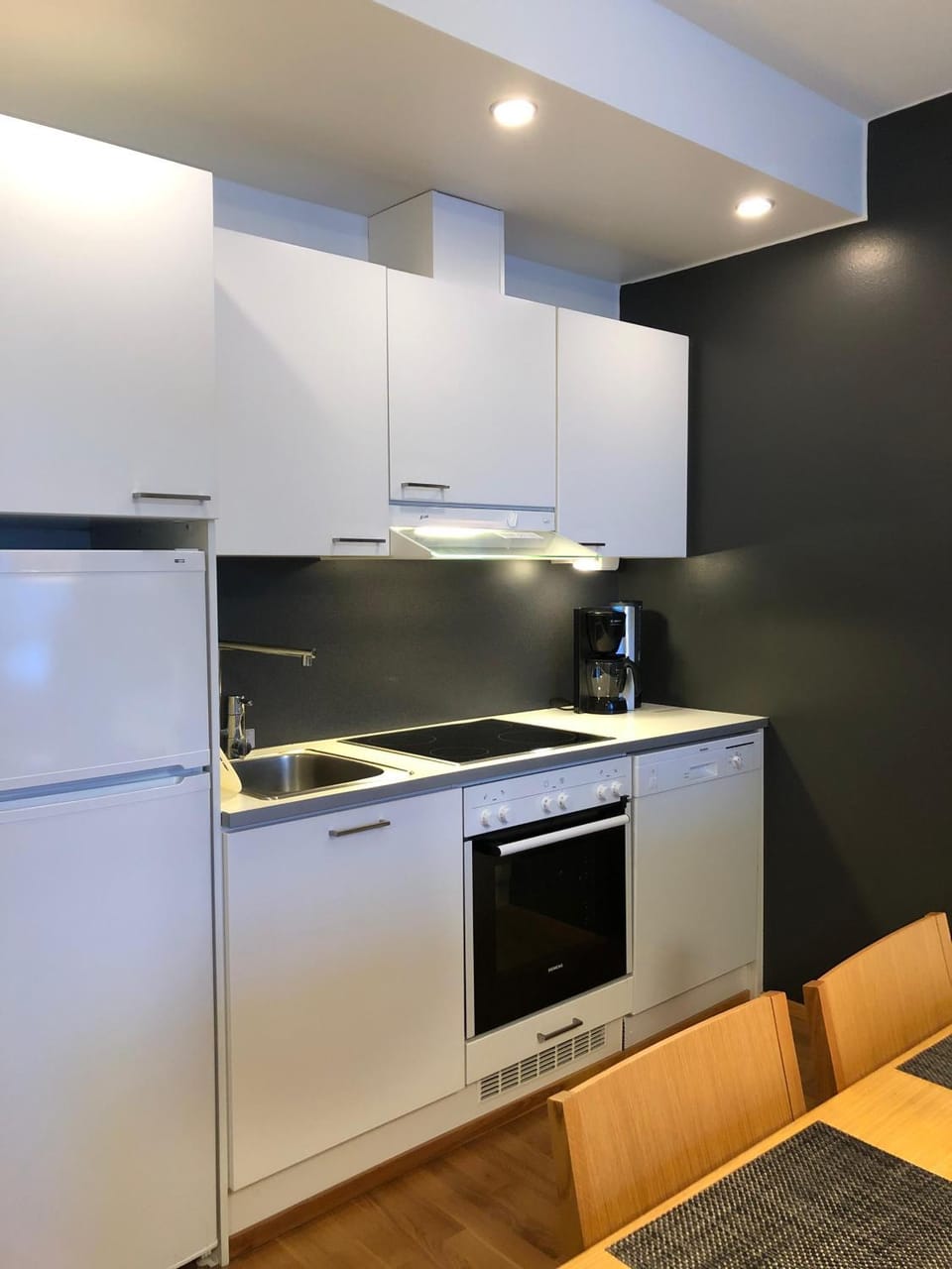 Coffee/tea facilities, Kitchen or kitchenette, dishwasher, oven, stove, toaster