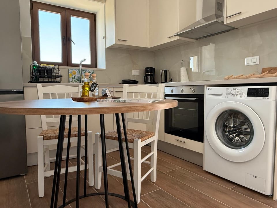 Kitchen or kitchenette, Dining area, washing machine