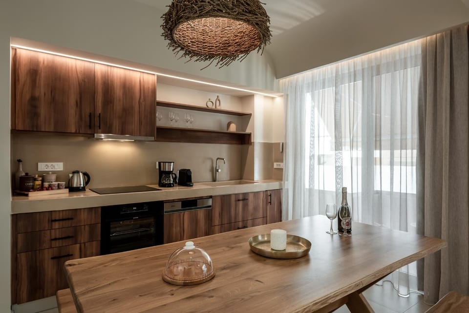 Coffee/tea facilities, Kitchen or kitchenette, Dining area, stove, toaster