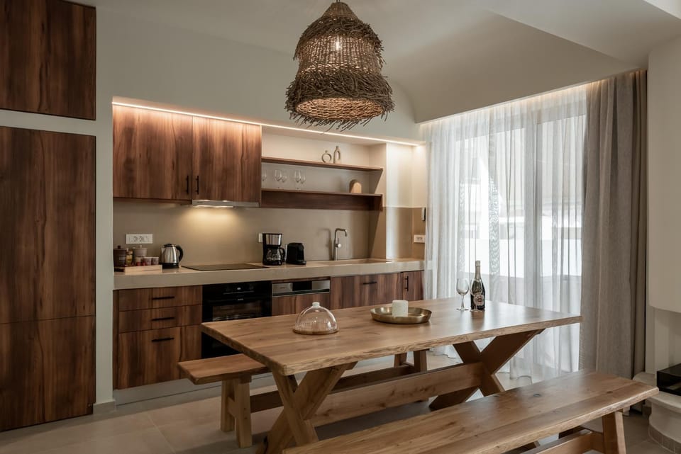 Coffee/tea facilities, Kitchen or kitchenette, Dining area, stove, toaster