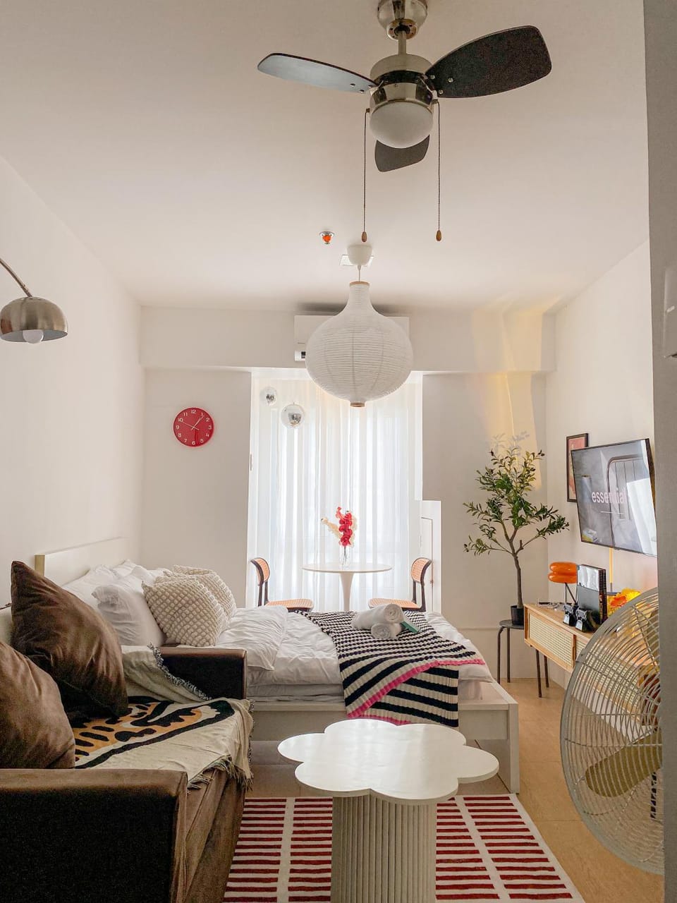 Bed, TV and multimedia, Living room, Photo of the whole room, Dining area, Bedroom