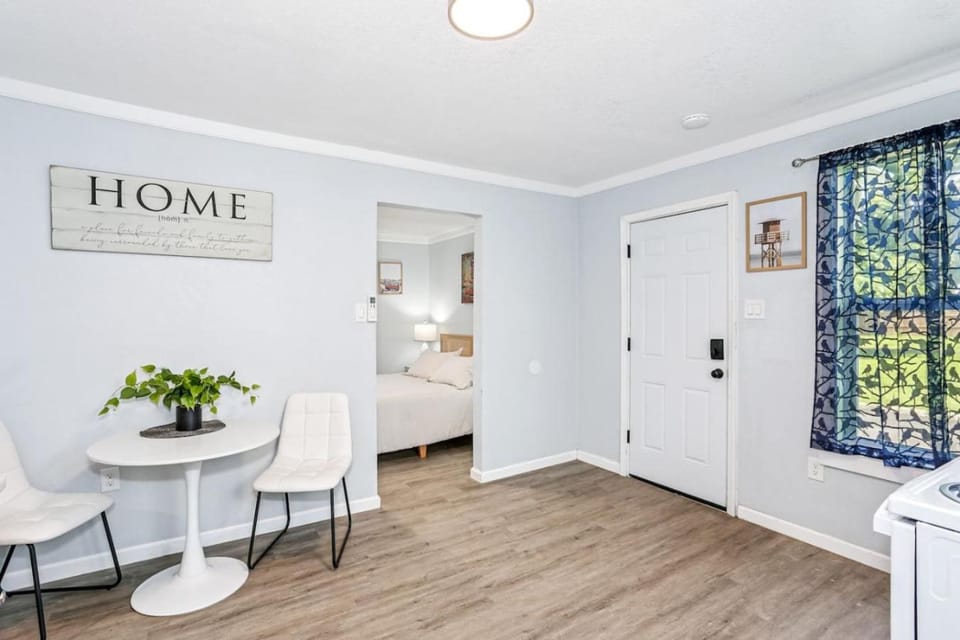 Unit 15 Cozy Studio Retreat Near Downtown Pensacola Country House in Alabama