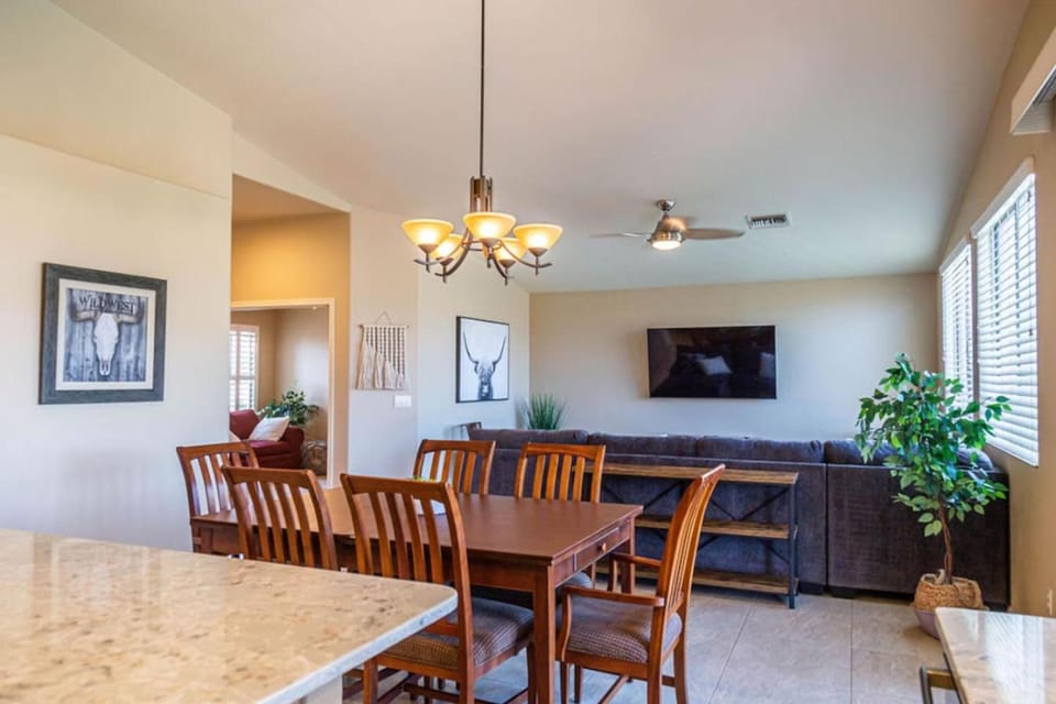 Mountain View Beauty with Pool House in Oro Valley