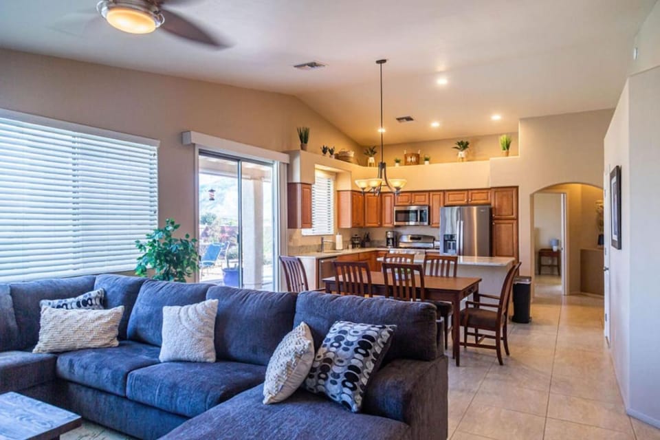 Mountain View Beauty with Pool House in Oro Valley