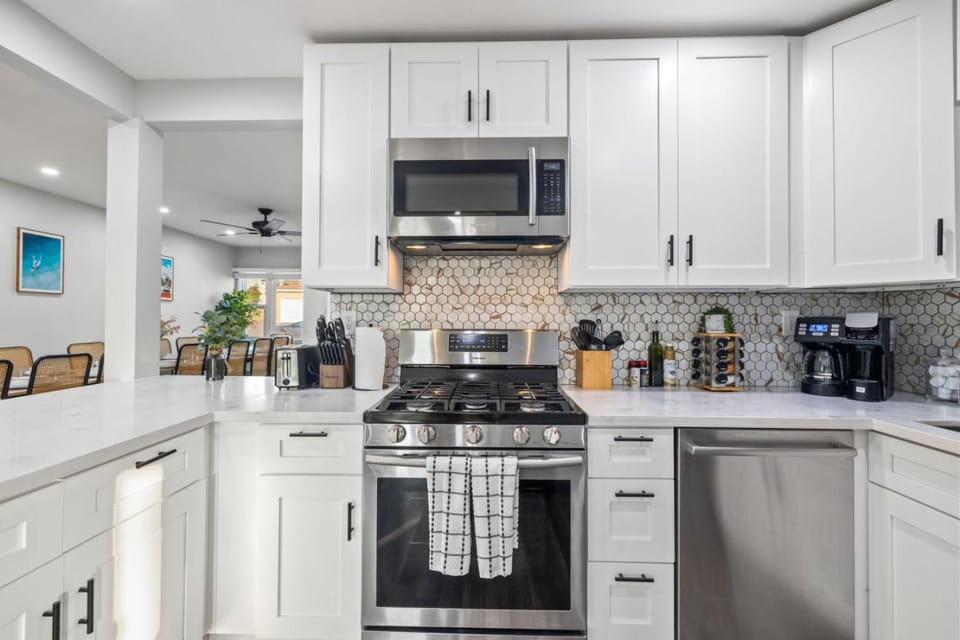 Bay Park Bliss Ocean Views Pickleball and Jacuzzi House in San Diego