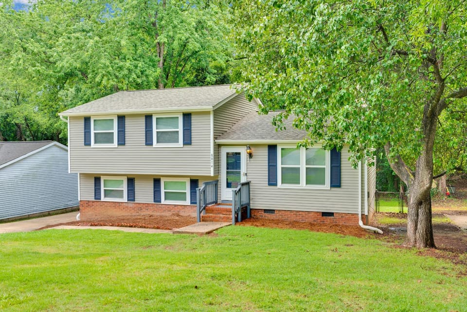 Game Room in Uptown, 3BR Sleeps 7, Pet-Friendly, Fenced Backyard With Deck House in Mint Hill