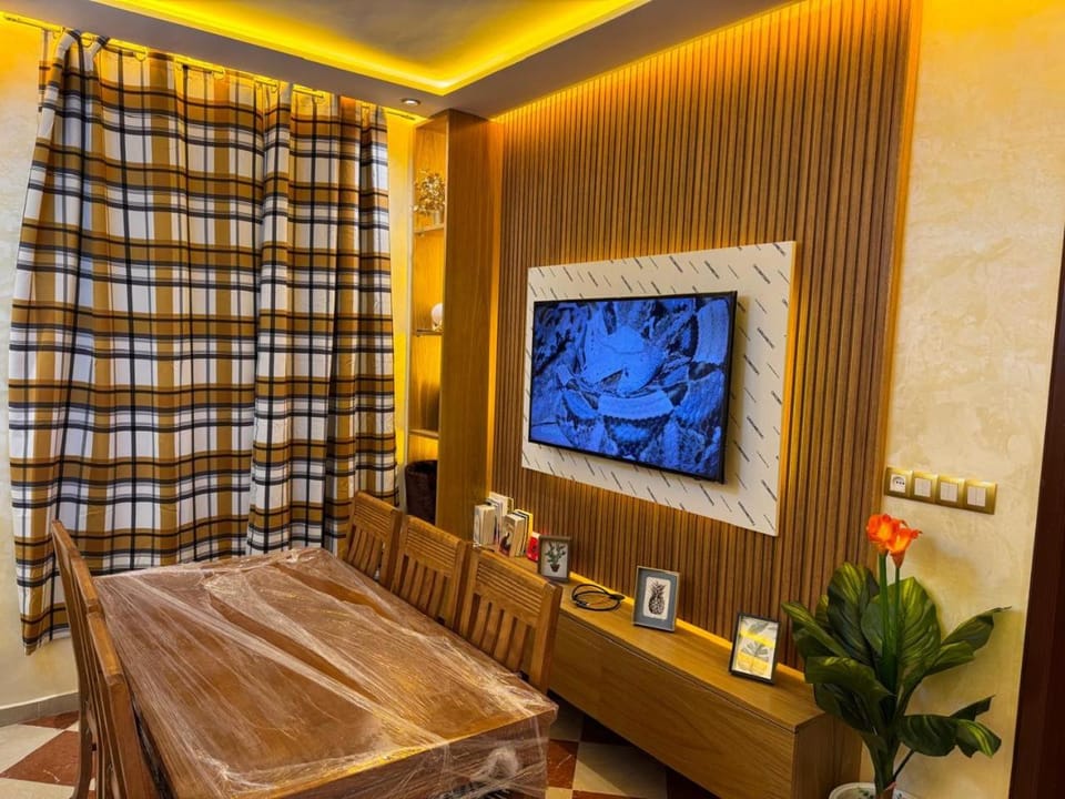 TV and multimedia, Living room, Photo of the whole room, Seating area, Dining area