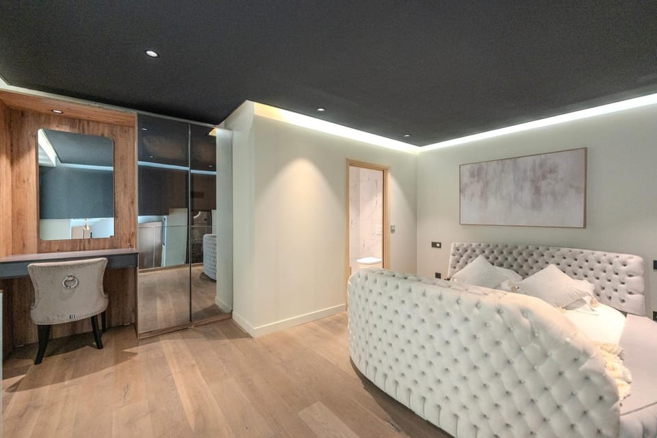 Bed, Kitchen or kitchenette, Living room, Photo of the whole room, Seating area, Bedroom
