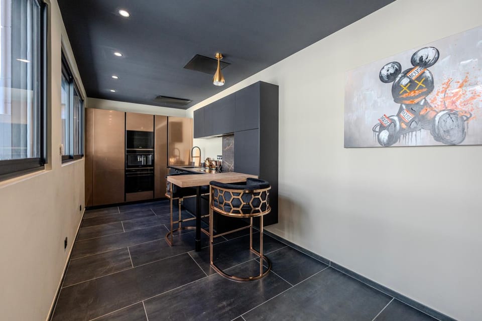 Kitchen or kitchenette, Living room, Seating area, Dining area