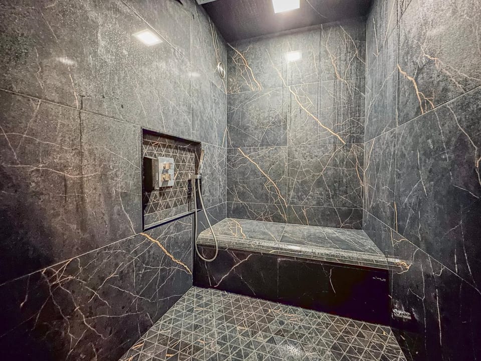 La Suite - Jacuzzi - Hammam Apartment in Grenoble