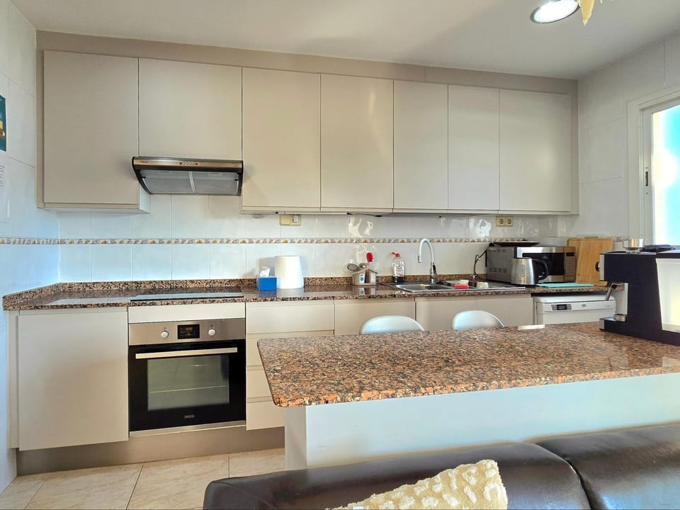 Coffee/tea facilities, Kitchen or kitchenette, Dining area, dishwasher, oven, stove, toaster