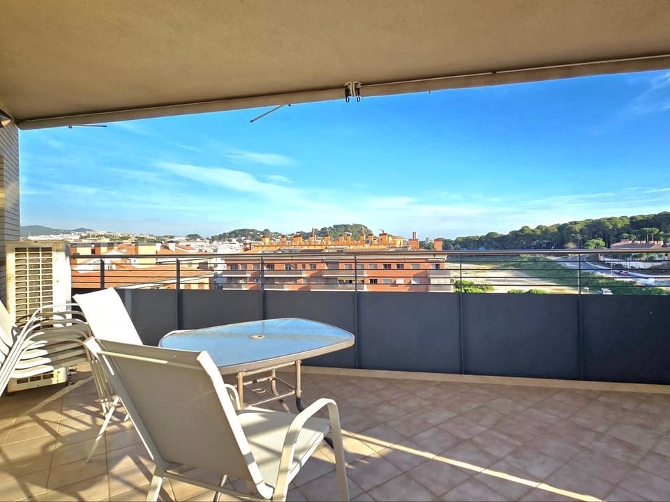 Patio, Day, Balcony/Terrace, Balcony/Terrace, Dining area