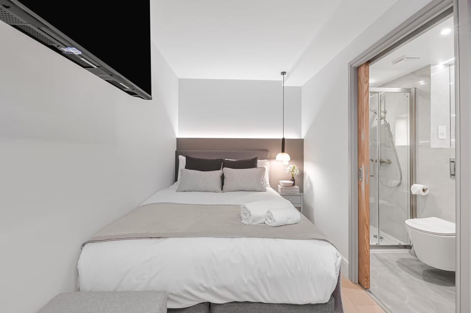 Shower, Toilet, Bed, Bathroom, Bedroom, towels