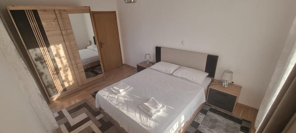 Bed, Bedroom, towels, wardrobe