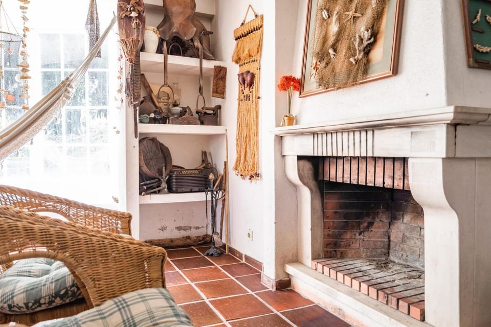 Seating area, fireplace