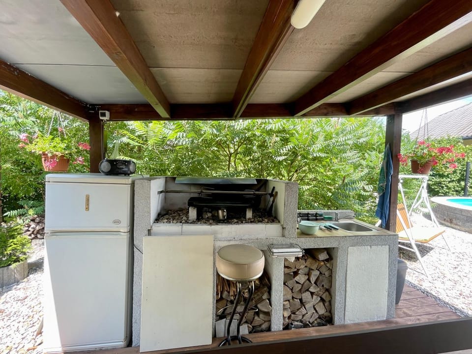Restaurant/places to eat, BBQ facilities, Kitchen or kitchenette