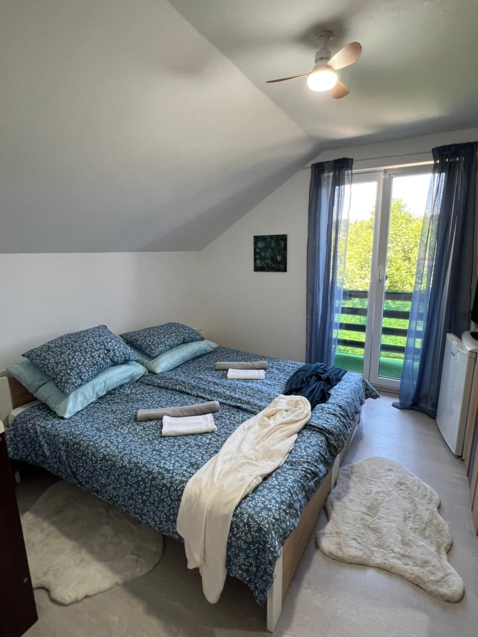 Bed, Bedroom, towels