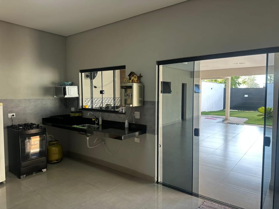 Moderna área com Wi-Fi e ar condicionado House in State of São Paulo