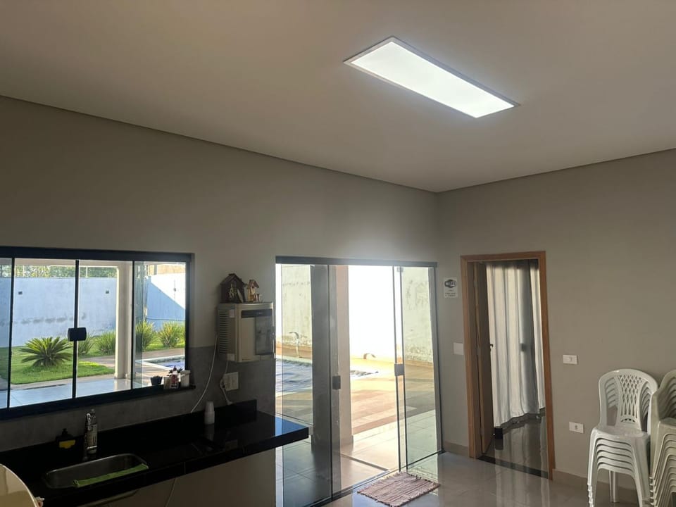 Moderna área com Wi-Fi e ar condicionado House in State of São Paulo