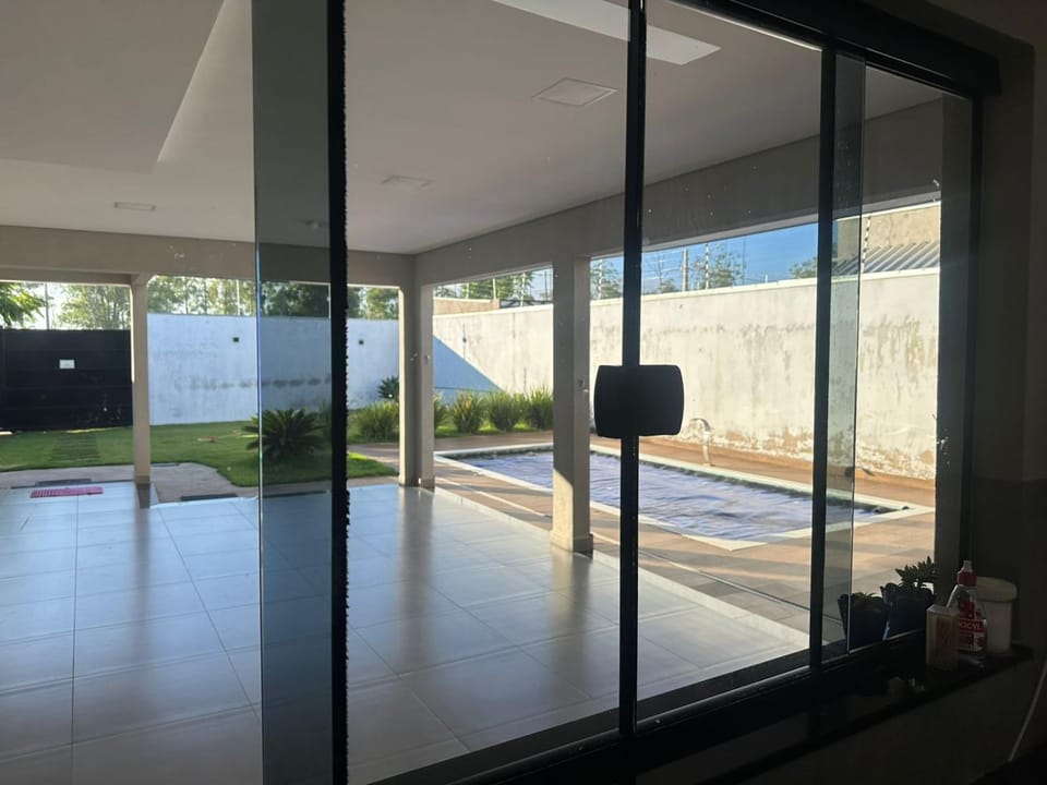 Moderna área com Wi-Fi e ar condicionado House in State of São Paulo