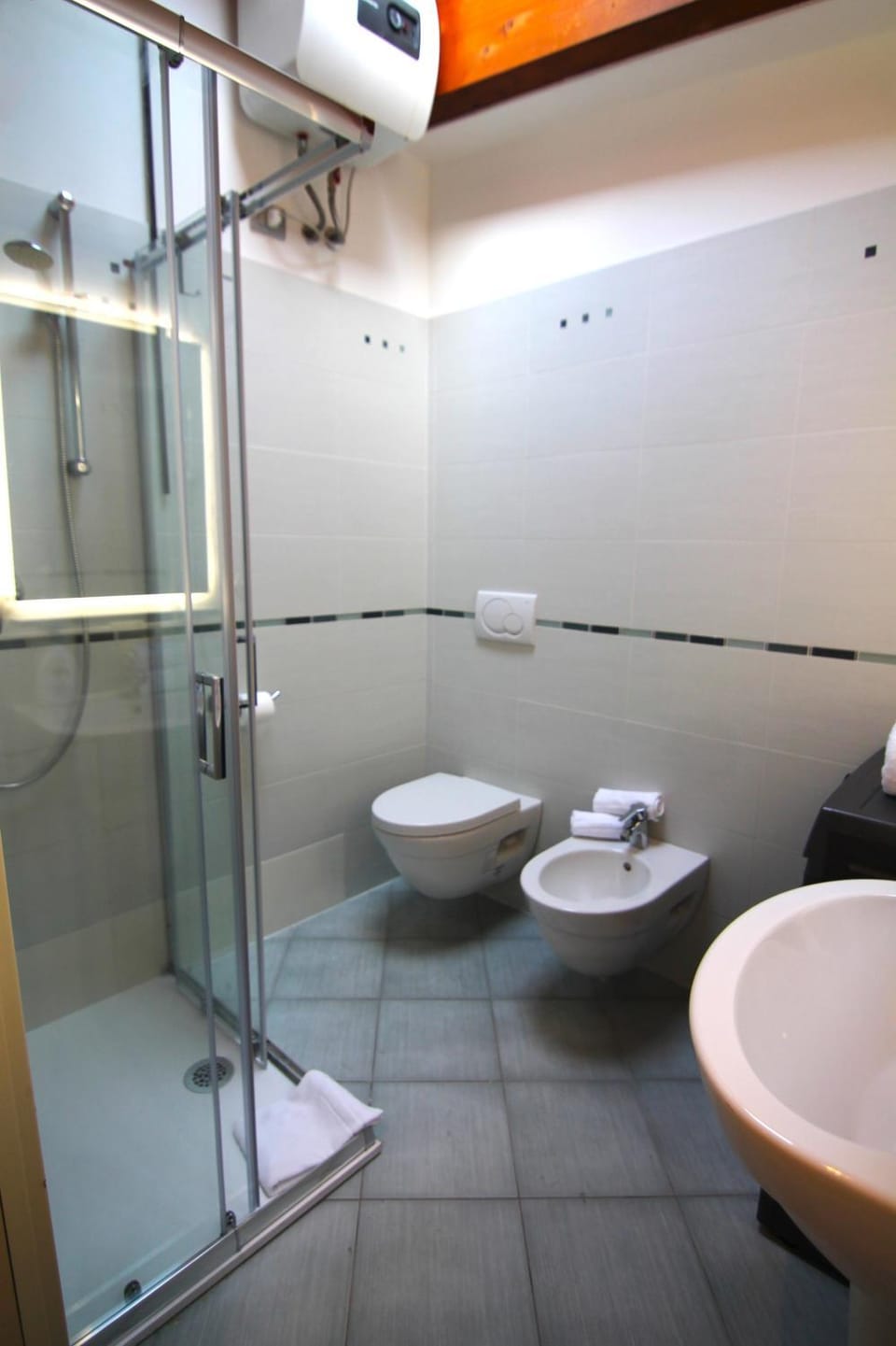 Shower, Toilet, Bathroom, bidet, towels