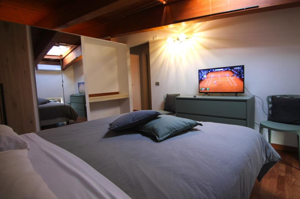TV and multimedia, Photo of the whole room, Bedroom