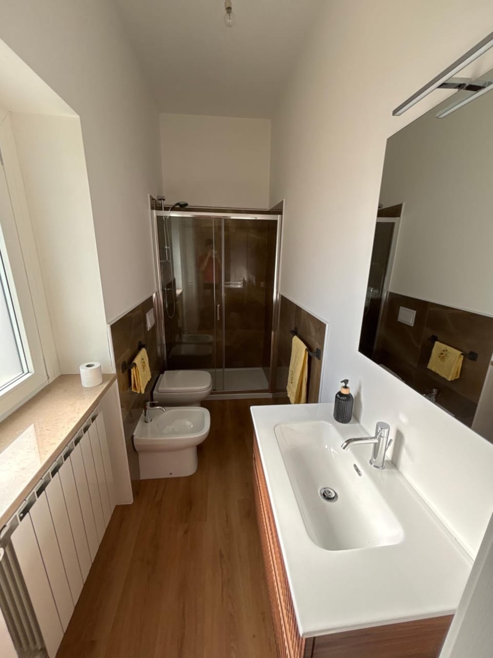 Shower, Toilet, Bed, Bathroom, Photo of the whole room, Bedroom, towels