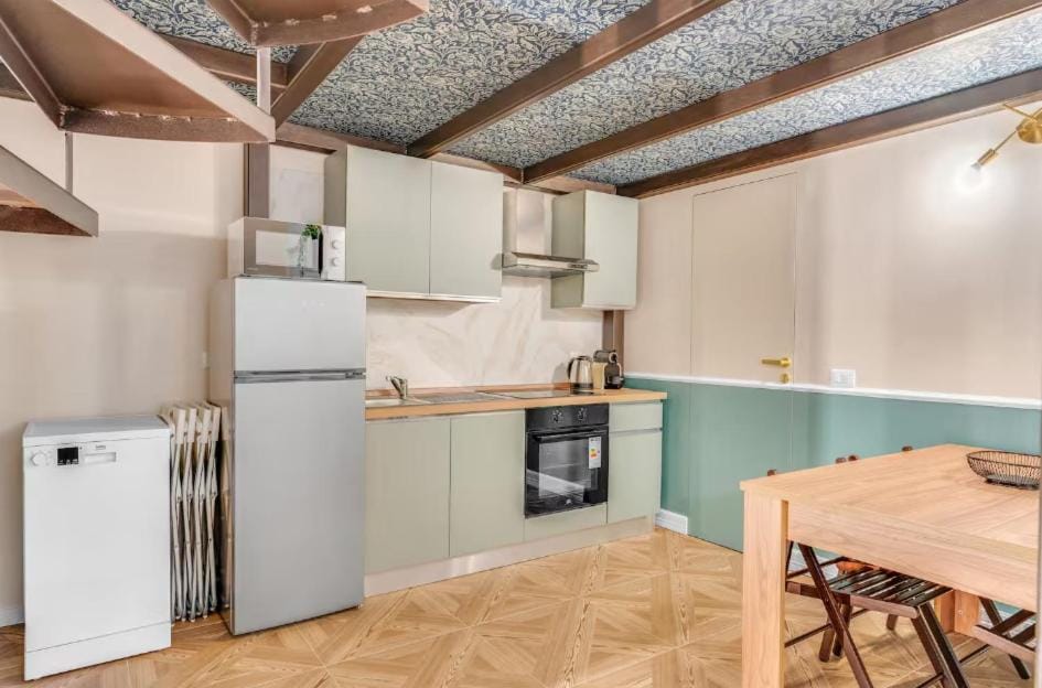 Kitchen or kitchenette, Dining area, dishwasher, minibar, oven, stove