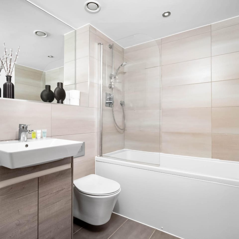 Shower, Toilet, Bathroom, towels