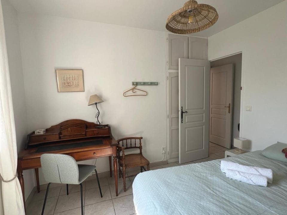 Seating area, Bedroom